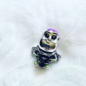 🚀 NWOT Buzz Lightyear Charm – Toy Story 🌟